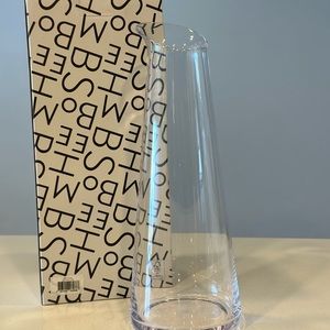 New in box Bomshbee alone glass carafe